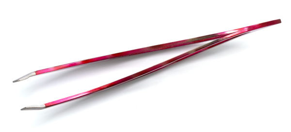 Фото Пинцет Weisen NGHM-012 RED скошенный, изогнутый, 9 см (Пинцеты для бровей)