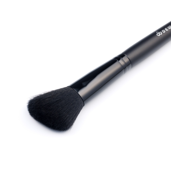 Фото Кисть скошенная DEWAL BR-571 для румян и бронзатора, 16 см (Кисти для макияжа)